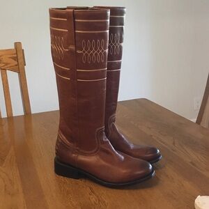 Woman’s Black Star brown western boots. Size 7. Decorative stitching.Barely worn